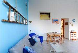 uma sala de estar com um sofá e uma mesa em Villa Margiu - Casa Ossino em Agnone Bagni