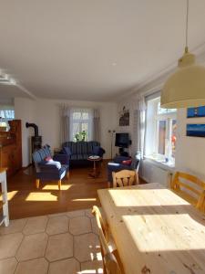 a living room with a table and some chairs at Lotsenwohnung B-9 in Butjadingen