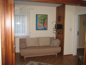 a living room with a couch and a window at Ankerplatz H-7 in Butjadingen