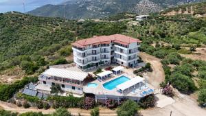 an aerial view of a house with a swimming pool at Hotel Vila Kafe in Lukovë