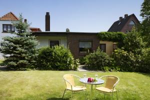a table and chairs in the yard of a house at Kajüte H-8 in Butjadingen