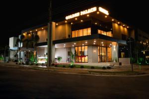 a building with a sign on it at night at Hotel Golden Palace in Fonte Termal Água Quente