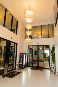 a large lobby with chandeliers and tables and chairs at Hotel Golden Palace in Fonte Termal Água Quente