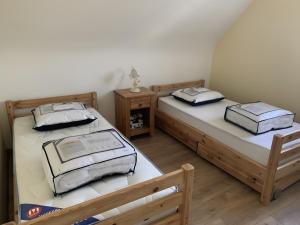 two twin beds in a room at Chez Martine Et Michel in Pléneuf-Val-André