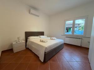 a bedroom with a bed and a window at Marinella Retreat - Brezza in Zambrone