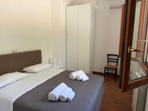 a bedroom with two towels on a bed at Marinella Retreat - Sole in Zambrone