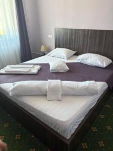 Un pat sau paturi într-o cameră la Hotel Abi +20 fotografii