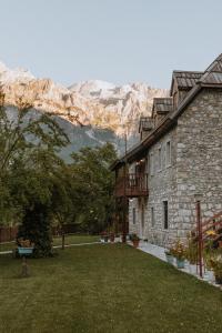 a stone building with a view of a mountain at Kompleksi Zorgji in Theth