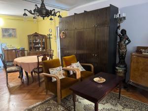 a living room with a table and chairs at Zeleno i plavo in Kraljevica