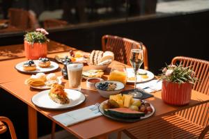 a table with plates of food and glasses of wine at Hôtel Le Sanglier des Ardennes in Durbuy