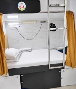 a room with a bunk bed in a train at Andheri-69-Dormitory in Mumbai