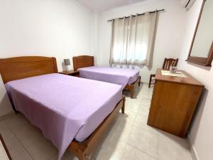 a hospital room with two beds and a table at Edificio Nau B in Armação de Pêra