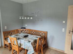 a dining room table and chairs in a kitchen at Ferienwohnung Wagner mit Terrasse und Kinderspielplatz in Küps