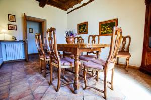 a dining room with a wooden table and chairs at Tenuta di Collestretto in Stazzano Nuovo