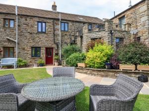 a patio with a table and chairs in front of a building at Kernot Cottage in Richmond