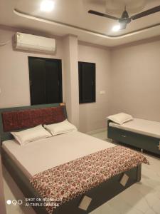 a bedroom with a bed at Sahyadri Lodge Yermala in Yermala