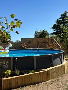 a swimming pool with a sink in a backyard at Le refuge du Jardinier in Abzac