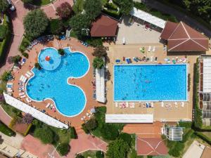 an overhead view of a large swimming pool at Tropea Residence - Pace in Tropea