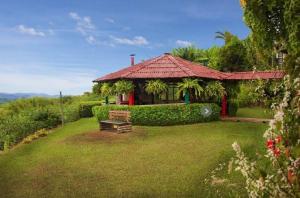 a gazebo with a bench in a yard at Finca Hotel Caracolí I A 15 Minutos del Parque del Café in Montenegro