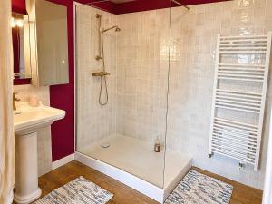 a bathroom with a shower and a sink at Chambre double alcôve in Lagor