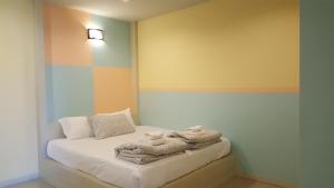 Кровать или кровати в номере Juntima Place at Amphawa