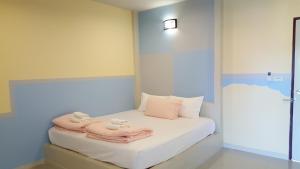 เตียงในห้องที่ Juntima Place at Amphawa