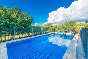 una piscina con recinzione intorno di Vista Alegre a Cala Mendia