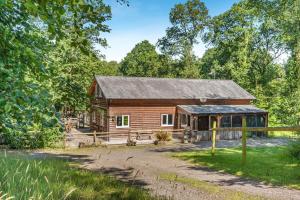 a log cabin in the middle of a field at 3 Bed in Chulmleigh oc-87779 in Eggesford