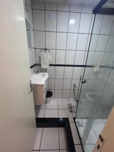 a bathroom with a toilet and a glass shower at Lindo Apartamento próximo ao Centro in Juiz de Fora +2 photos