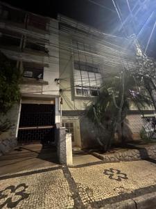 a building with a gate in front of it at Lindo Apartamento próximo ao Centro in Juiz de Fora