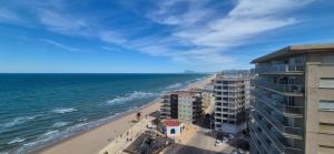 a view of a beach with buildings and the ocean at Estudio playa in Bellreguart