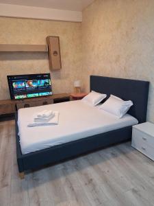 a bedroom with a large bed with white sheets at MEM Studio in Mamaia Sat/Năvodari
