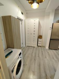 a kitchen with a washer and dryer in a room at MEM Studio in Mamaia Sat/Năvodari