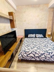 a small bedroom with a bed and a dresser at MEM Studio in Mamaia Sat/Năvodari