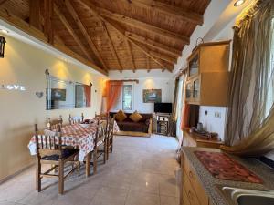 a kitchen and living room with a table and chairs at Akrojali in Kómboi