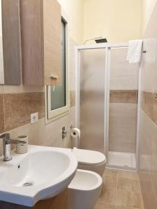 a bathroom with a sink and a toilet and a shower at Villa Silla - Casa Vacanze in Delia