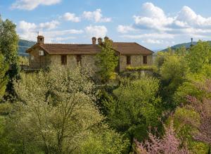 an old house in the middle of a field of trees at El Cajigar Ordesa Aínsa in Laspuña
