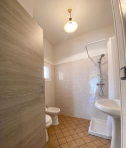 a bathroom with a toilet and a sink at SteLuRe in Aradeo