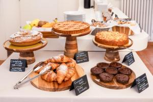 eine Auslage verschiedener Gebäck- und Kuchensorten in der Unterkunft Hotel Villa Bonelli in Fiesole