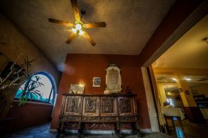 a ceiling fan and a table in a room at Castellu Rossu in Lucciana