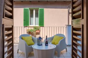 a patio with a table and chairs and a window at Domio - Residenza del Corso in Atri