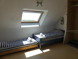 two beds in a small room with a window at L'auberge d'authie in Authie