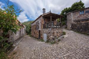 an old stone building on a cobblestone street at Sobrado das Marias in Figueiró dos Vinhos