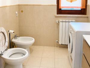 a bathroom with a toilet and a sink at Casa Iris in Montepulciano