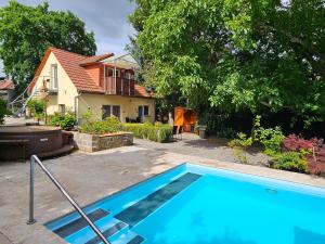an empty swimming pool in front of a house at Ferienobjekt beim Steinmetzen in Radebeul