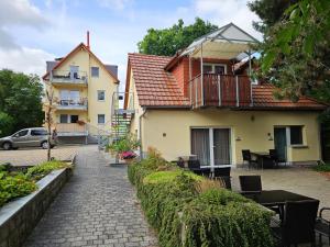 a house with a walkway next to a building at Ferienobjekt beim Steinmetzen in Radebeul