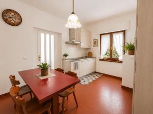 a kitchen and dining room with a table and chairs at Sunflower Apartment in Dogna