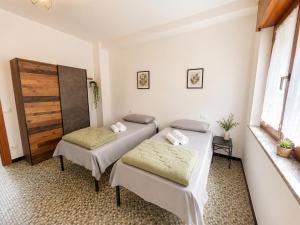 a room with two beds and a window at Sunflower Apartment in Dogna