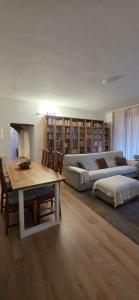 ein Wohnzimmer mit zwei Betten und einem Tisch sowie ein Esszimmer in der Unterkunft La Volta Garibaldi in Barga