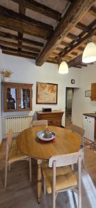 eine Küche und ein Esszimmer mit einem Holztisch und Stühlen in der Unterkunft La Volta Garibaldi in Barga